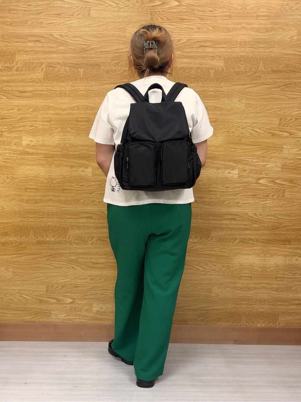 ホワイト系のTシャツ/カットソー、グリーン系のその他パンツ、ブラック系のバックパック/リュックを着用したレディースの夏コーディネートの3枚目の写真