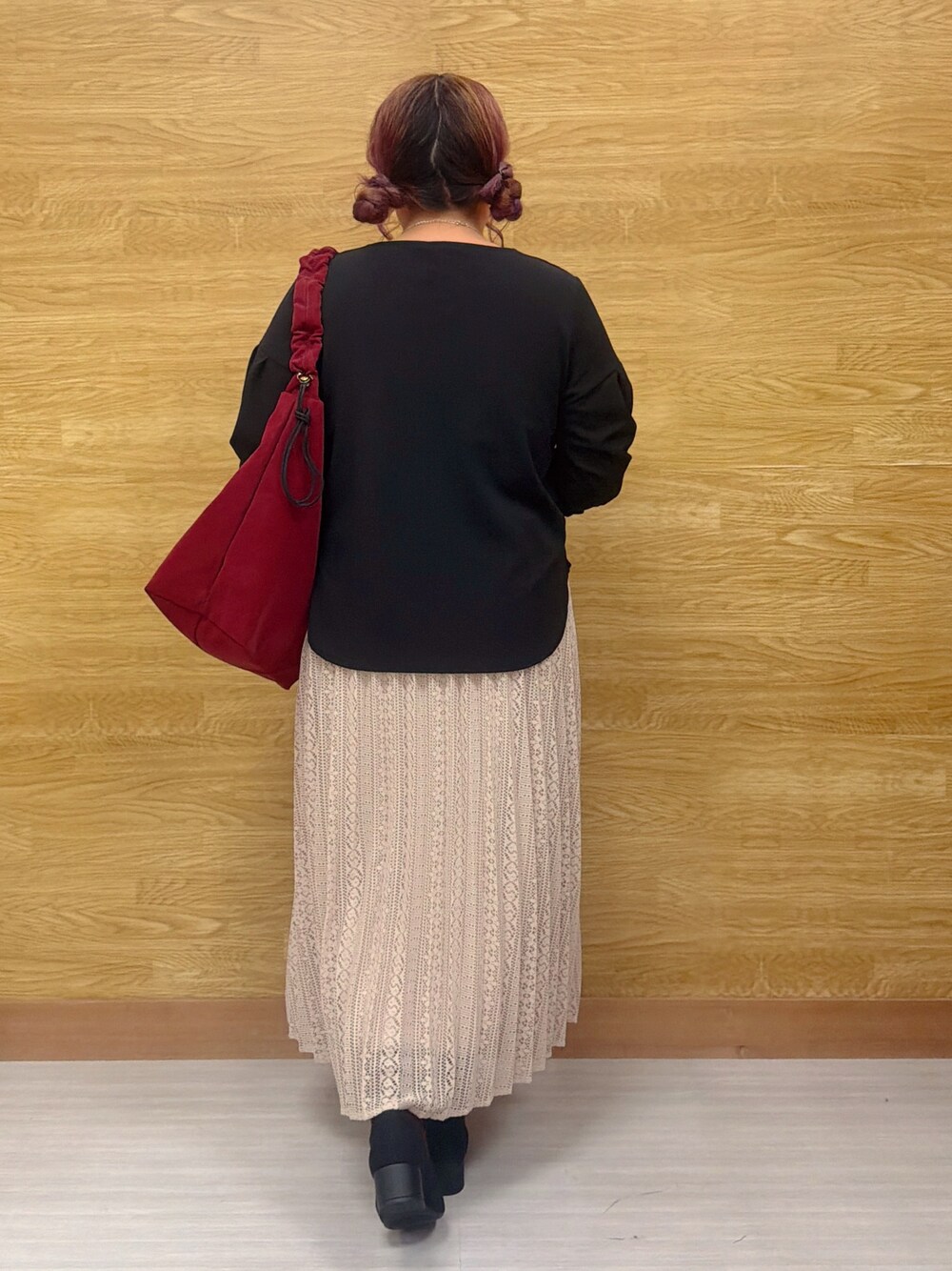 ベージュ系のスカート、ブラック系のパンプス、レッド系のショルダーバッグを着用したレディースの夏コーディネートの3枚目の写真