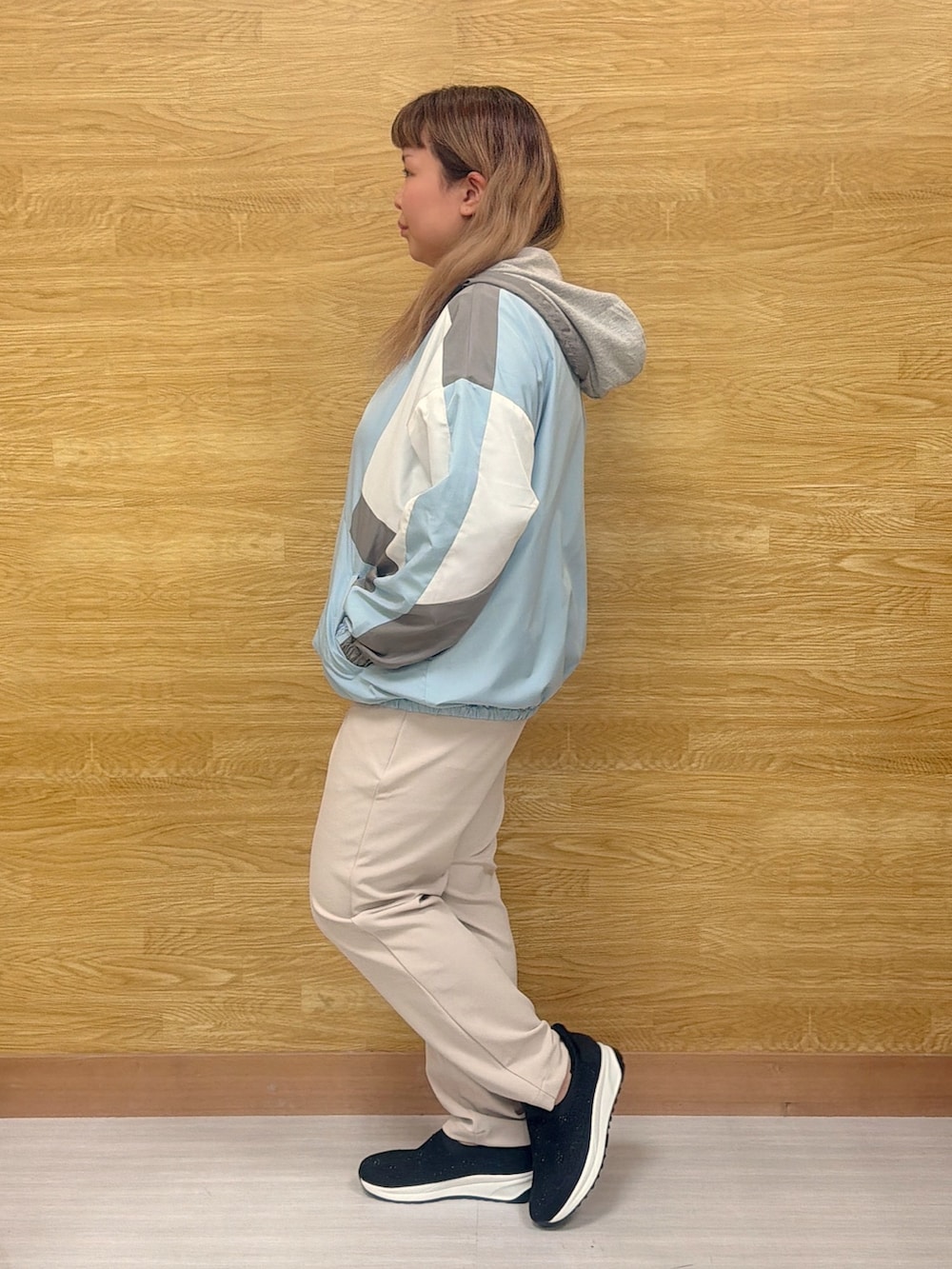 ベージュ系のその他パンツ、ブルー系のブルゾンを着用したレディースの春コーディネートの2枚目の写真