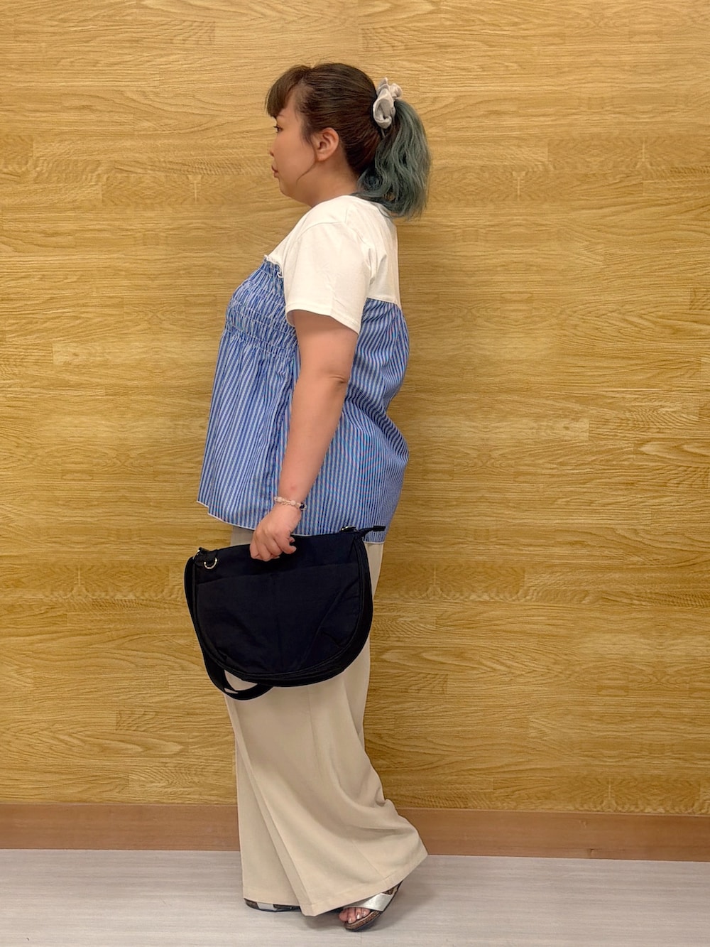 ブルー系のTシャツ/カットソー、ベージュ系のその他パンツ、シルバー系のサンダルを着用したレディースの夏コーディネートの2枚目の写真