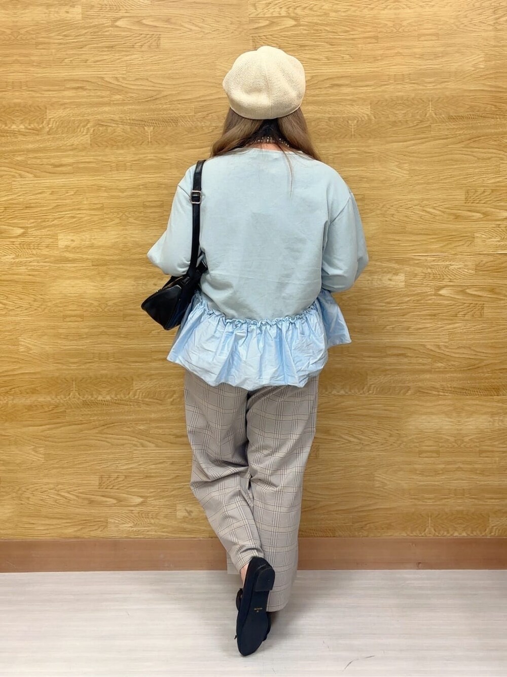 ブルー系のスウェット、ブルー系のその他パンツ、ブラック系のその他シューズを着用したレディースの冬コーディネートの3枚目の写真