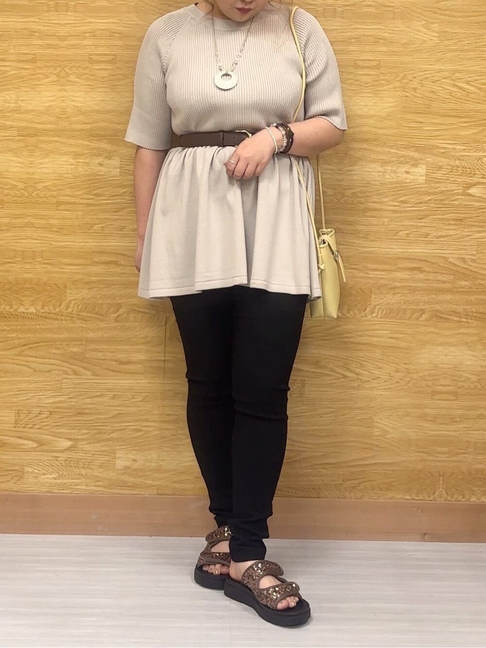 ベージュ系のニット/セーター、ブラック系のその他パンツ、その他のサンダルを着用したレディースの春コーディネートの4枚目の写真