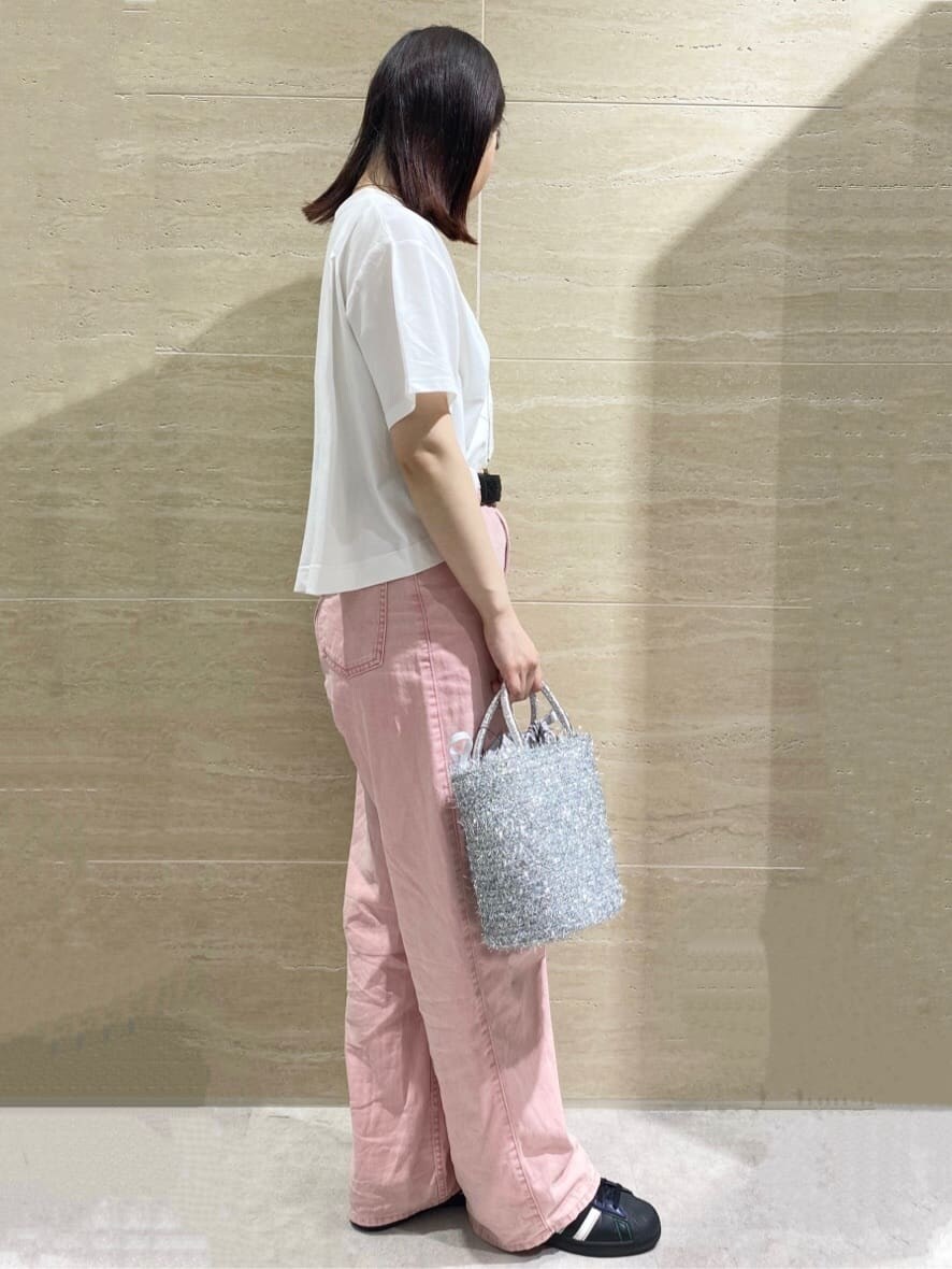 ホワイト系のTシャツ/カットソー、ピンク系のデニムパンツ、シルバー系のトートバッグを着用したレディースの春コーディネートの3枚目の写真