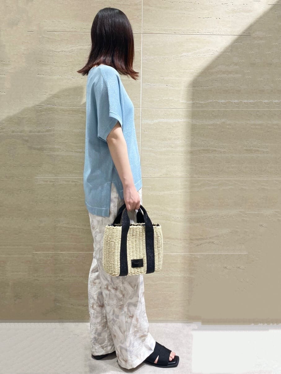ブルー系のニット/セーター、グレー系のその他パンツ、ブラック系のショルダーバッグを着用したレディースの春コーディネートの3枚目の写真