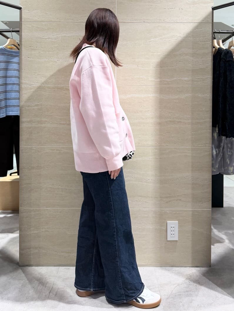 ホワイト系のTシャツ/カットソー、ブルー系のデニムパンツ、ブラック系のショルダーバッグを着用したレディースの春コーディネートの3枚目の写真