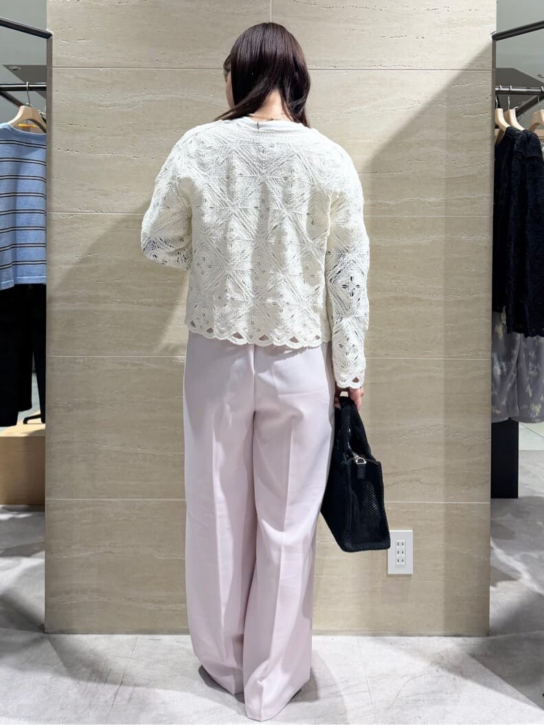 ホワイト系のTシャツ/カットソー、ピンク系のその他パンツ、ブラック系のトートバッグを着用したレディースの春コーディネートの2枚目の写真