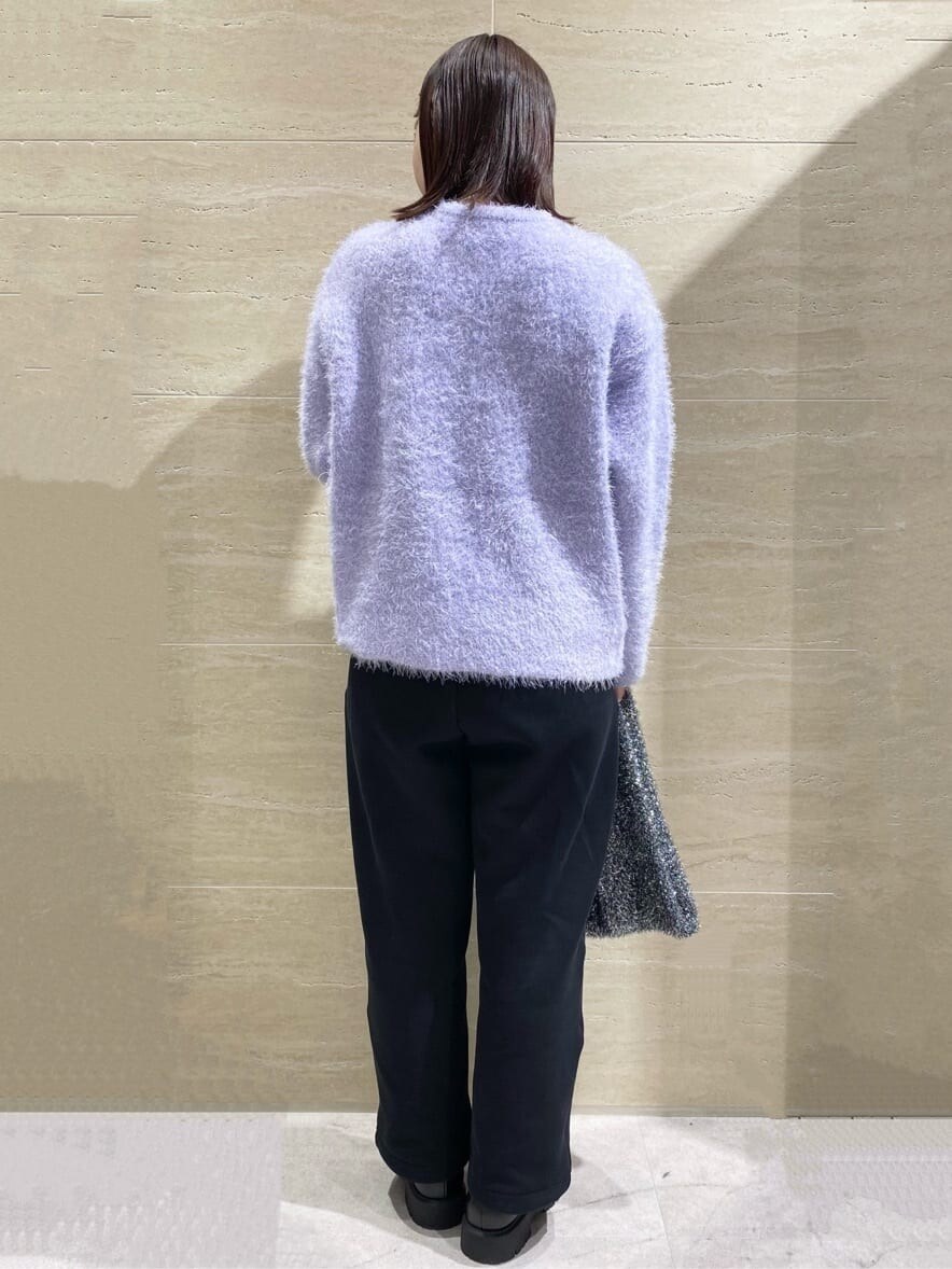 パープル系のカーディガン/ボレロ、ブラック系のその他パンツ、シルバー系のトートバッグを着用したレディースの秋コーディネートの2枚目の写真