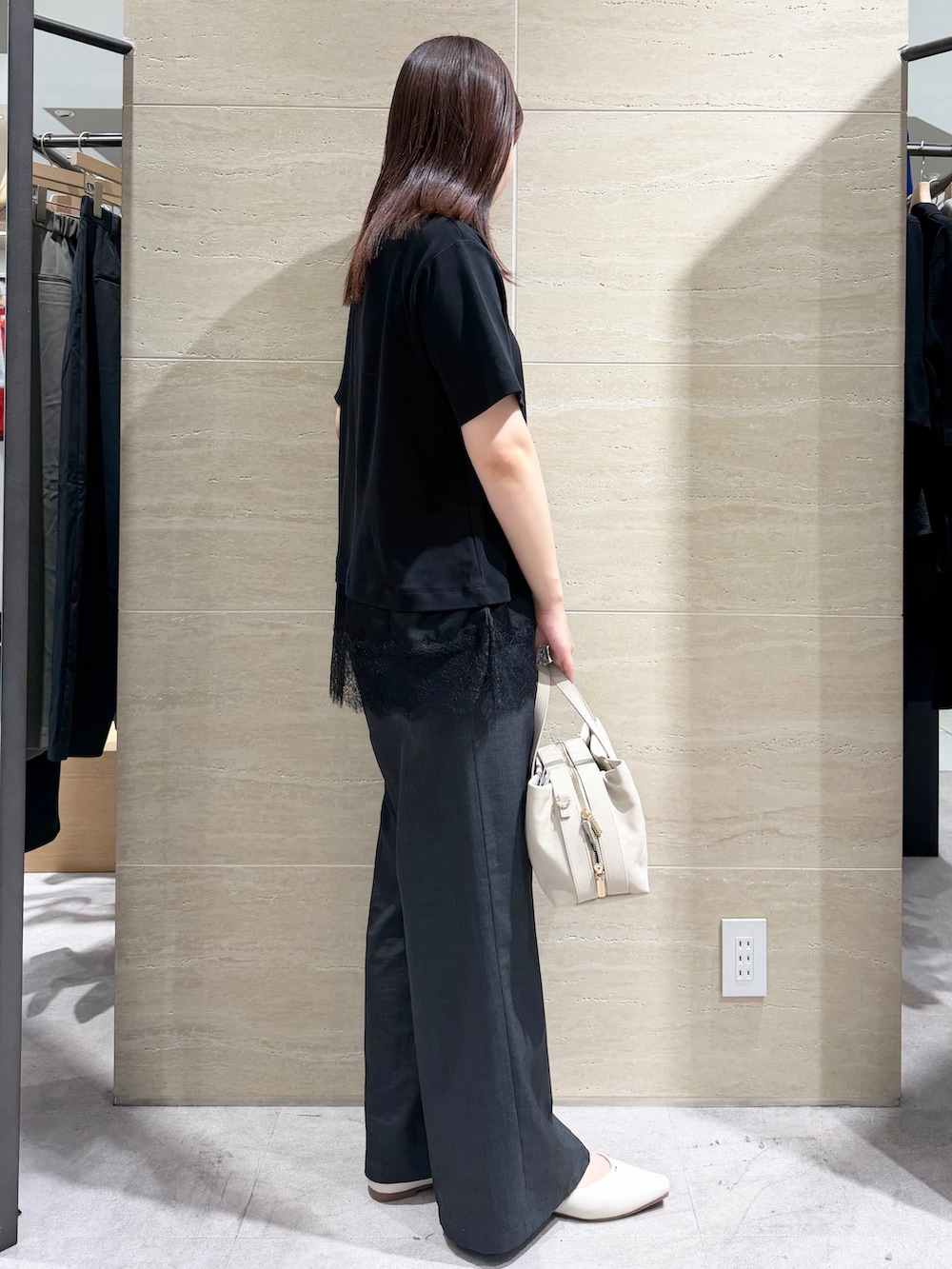 ブラック系のTシャツ/カットソー、グレー系のその他パンツ、ベージュ系のボストンバッグを着用したレディースの夏コーディネートの3枚目の写真