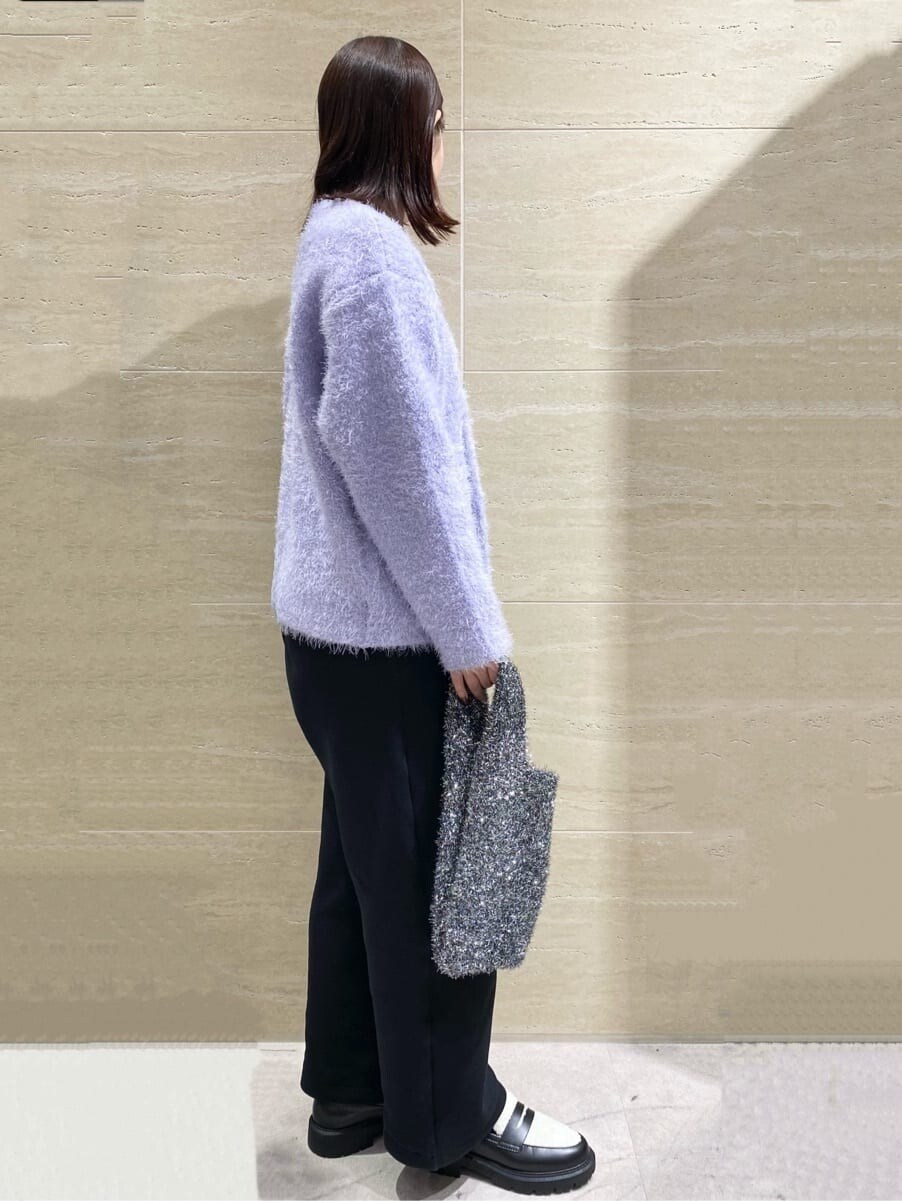 パープル系のカーディガン/ボレロ、ブラック系のその他パンツ、シルバー系のトートバッグを着用したレディースの秋コーディネートの3枚目の写真
