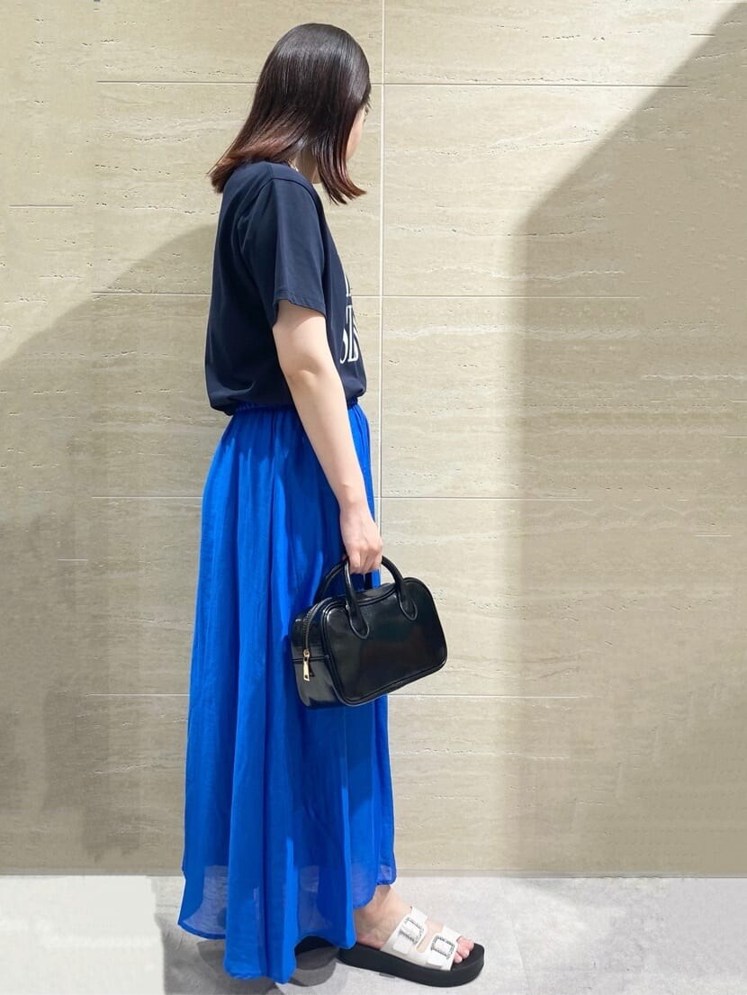 ブルー系のTシャツ/カットソー、ブルー系のスカート、ブラック系のショルダーバッグを着用したレディースの夏コーディネートの3枚目の写真