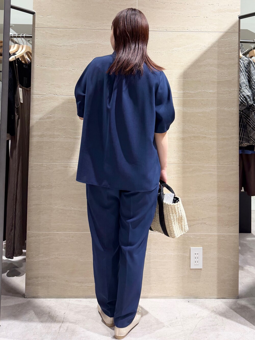 ブルー系のシャツ/ブラウス、ブルー系のその他パンツ、ブラック系のトートバッグを着用したレディースの春コーディネートの2枚目の写真