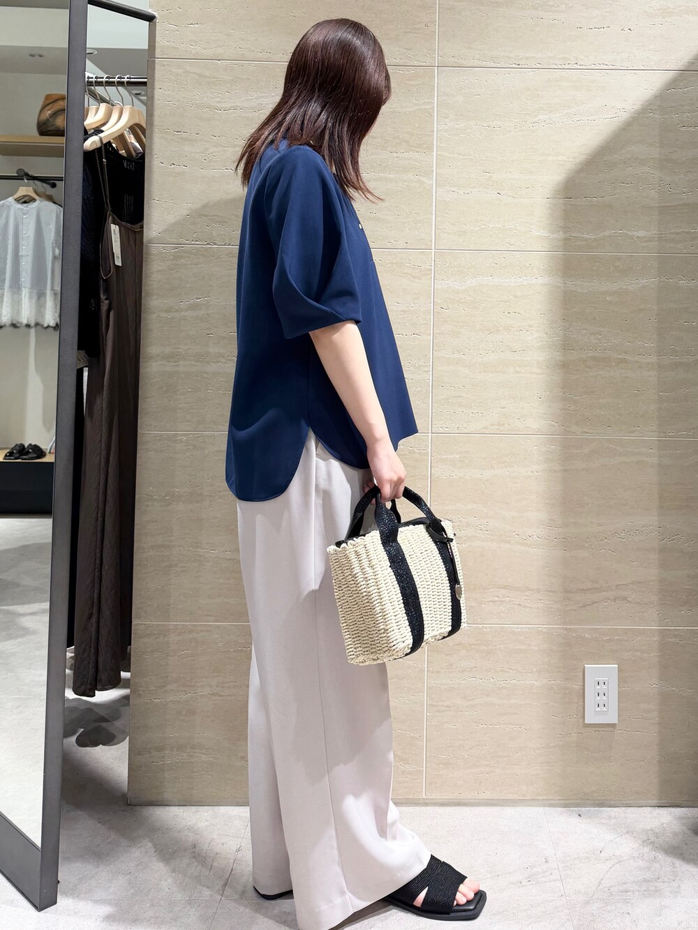 ブルー系のシャツ/ブラウス、ベージュ系のその他パンツ、ブラック系のトートバッグを着用したレディースの春コーディネートの3枚目の写真
