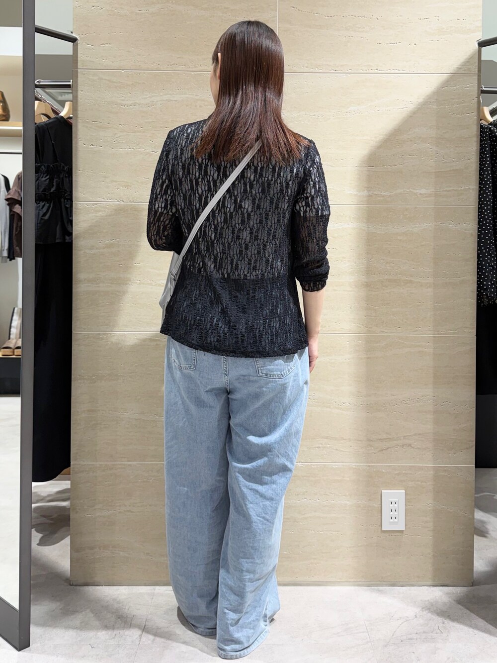 ブラック系のカーディガン/ボレロ、ブルー系のデニムパンツ、シルバー系のショルダーバッグを着用したレディースの夏コーディネートの2枚目の写真
