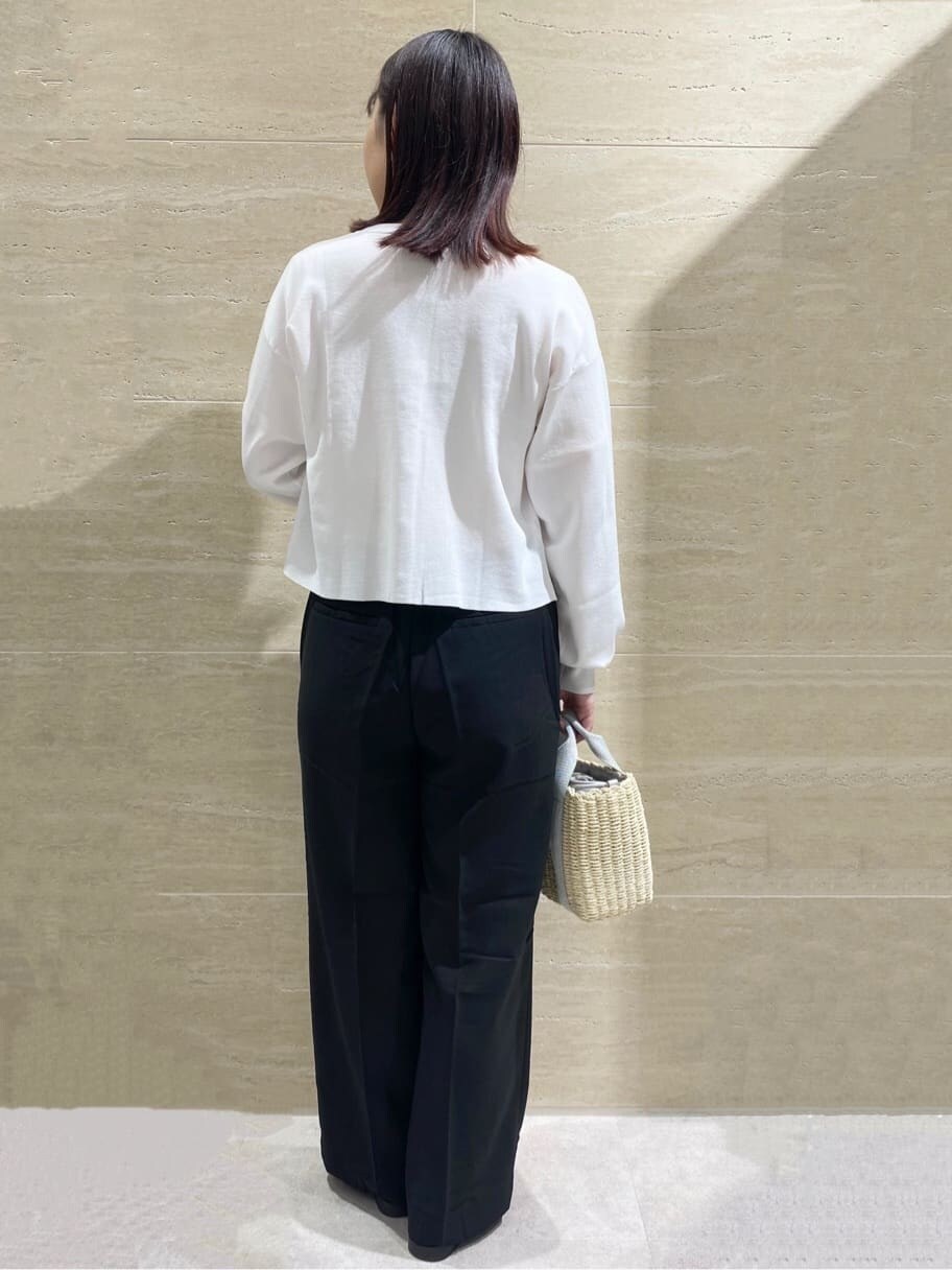 ホワイト系のカーディガン/ボレロ、ピンク系のTシャツ/カットソー、ブラック系のその他パンツを着用したレディースの春コーディネートの2枚目の写真
