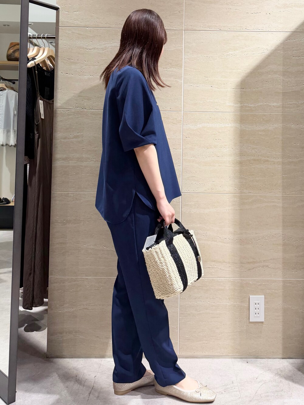 ブルー系のシャツ/ブラウス、ブルー系のその他パンツ、ブラック系のトートバッグを着用したレディースの春コーディネートの3枚目の写真