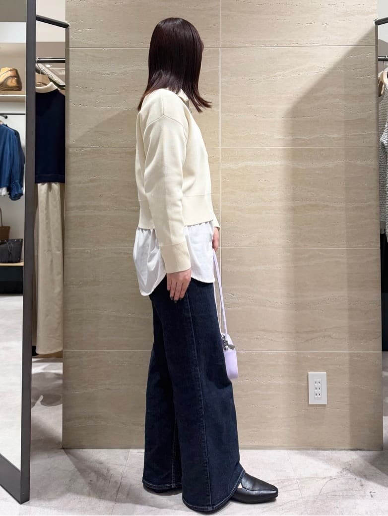 ホワイト系のニット/セーター、ピンク系のシャツ/ブラウス、ブルー系のデニムパンツを着用したレディースの冬コーディネートの3枚目の写真