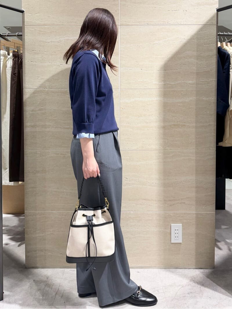 ブルー系のニット/セーター、グレー系のその他パンツ、ブラック系のショルダーバッグを着用したレディースの春コーディネートの3枚目の写真
