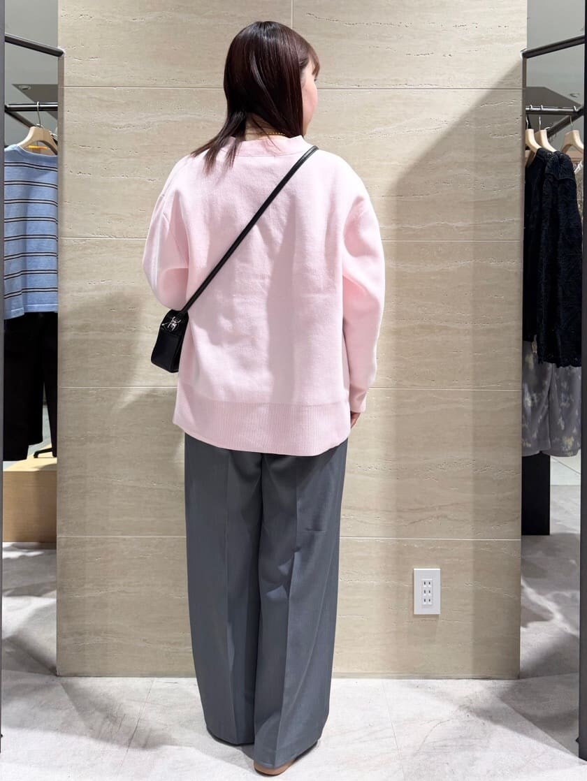 ホワイト系のTシャツ/カットソー、グレー系のその他パンツ、ブラック系のショルダーバッグを着用したレディースの春コーディネートの2枚目の写真