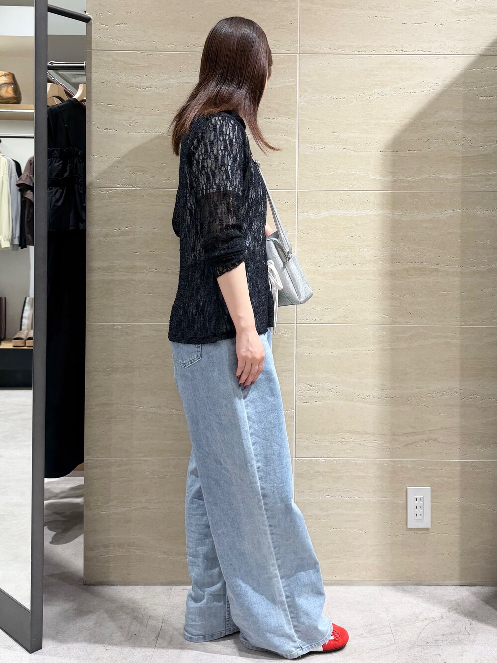 ブラック系のカーディガン/ボレロ、ブルー系のデニムパンツ、シルバー系のショルダーバッグを着用したレディースの夏コーディネートの3枚目の写真