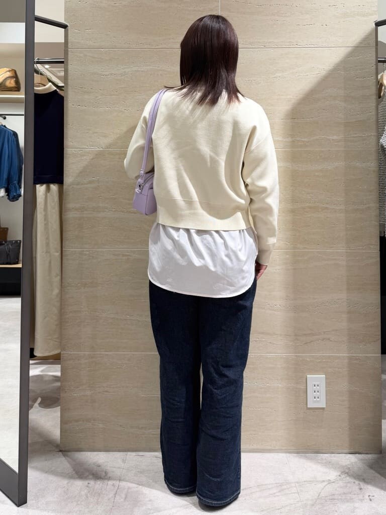 ホワイト系のニット/セーター、ピンク系のシャツ/ブラウス、ブルー系のデニムパンツを着用したレディースの冬コーディネートの2枚目の写真
