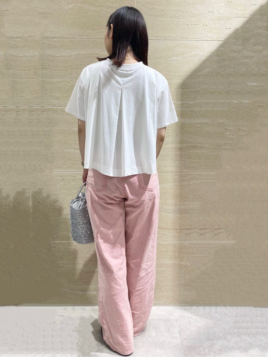 ホワイト系のTシャツ/カットソー、ピンク系のデニムパンツ、シルバー系のトートバッグを着用したレディースの春コーディネートの2枚目の写真