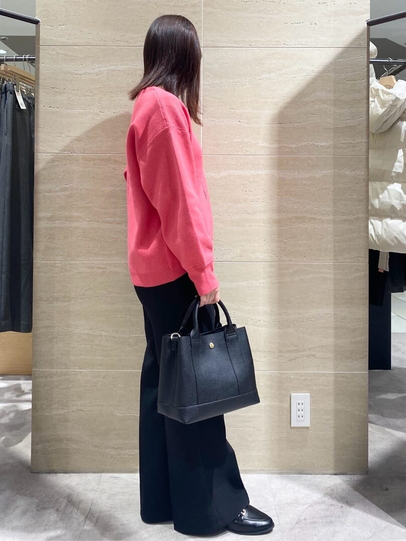 ピンク系のニット/セーター、ブラック系のその他パンツ、ブラック系のトートバッグを着用したレディースの冬コーディネートの3枚目の写真