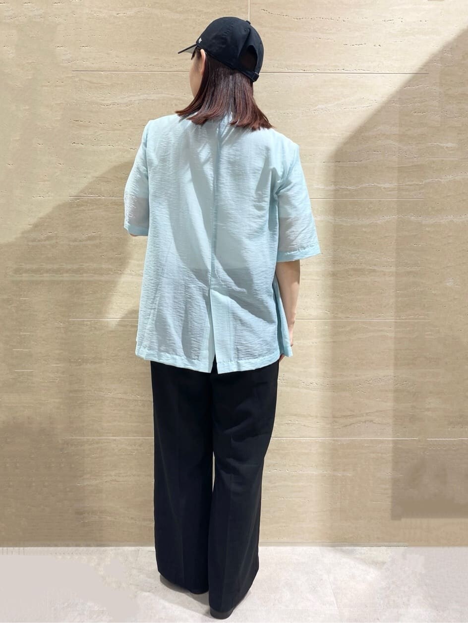 ブルー系のテーラードジャケット、ブラック系のその他パンツ、シルバー系のサンダルを着用したレディースの夏コーディネートの2枚目の写真