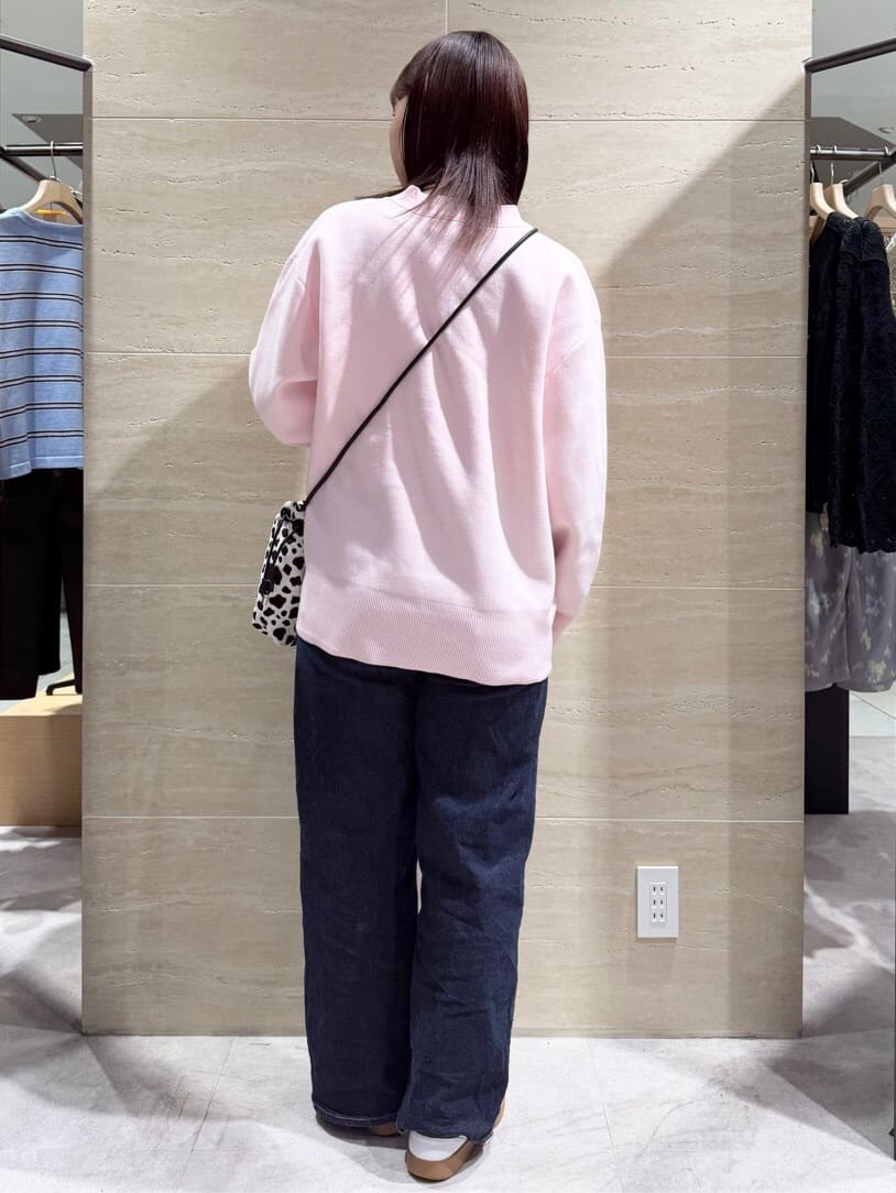 ホワイト系のTシャツ/カットソー、ブルー系のデニムパンツ、ブラック系のショルダーバッグを着用したレディースの春コーディネートの2枚目の写真