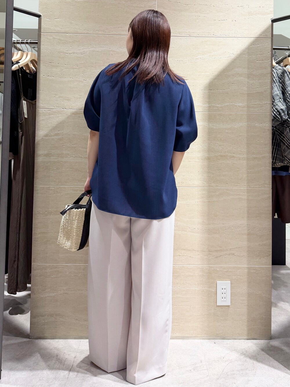 ブルー系のシャツ/ブラウス、ベージュ系のその他パンツ、ブラック系のトートバッグを着用したレディースの春コーディネートの2枚目の写真
