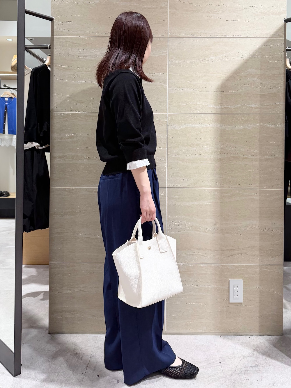 ホワイト系のショルダーバッグ、ブルー系のその他パンツ、ブラック系のパンプスを着用したレディースの春コーディネートの3枚目の写真