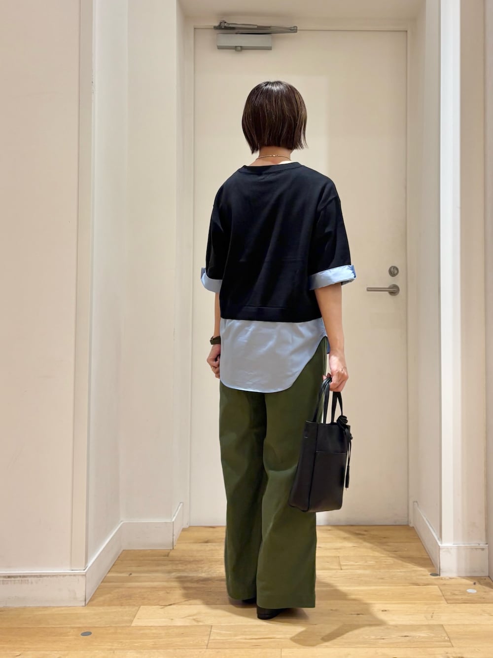 グリーン系のその他パンツ、ブラック系のニット/セーター、ブラック系のトートバッグを着用したレディースの秋コーディネートの5枚目の写真