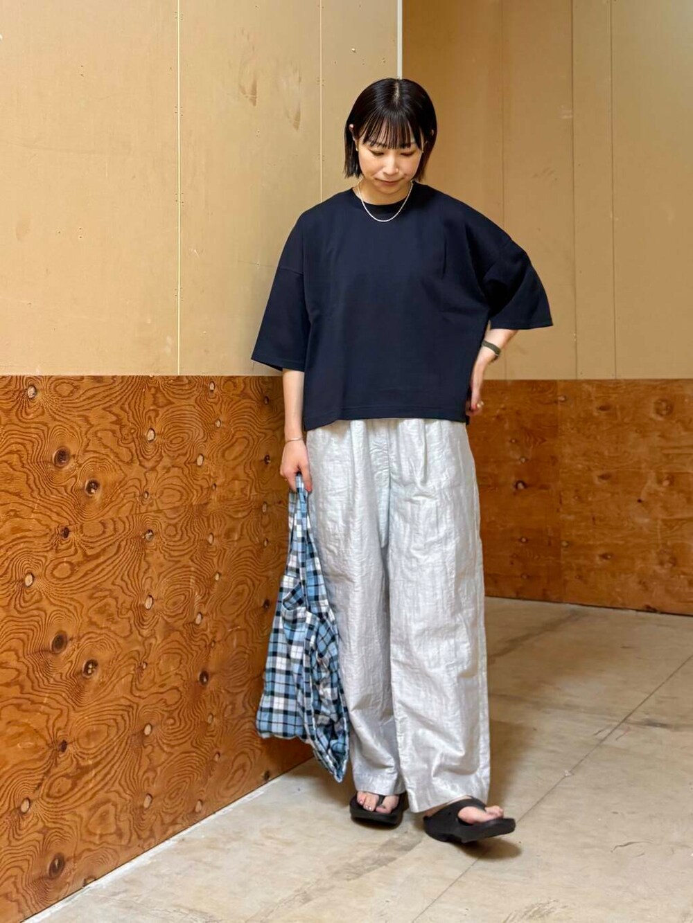 ブラック系のサンダル、ホワイト系のその他パンツ、ブルー系のTシャツ/カットソーを着用したレディースの夏コーディネートの3枚目の写真