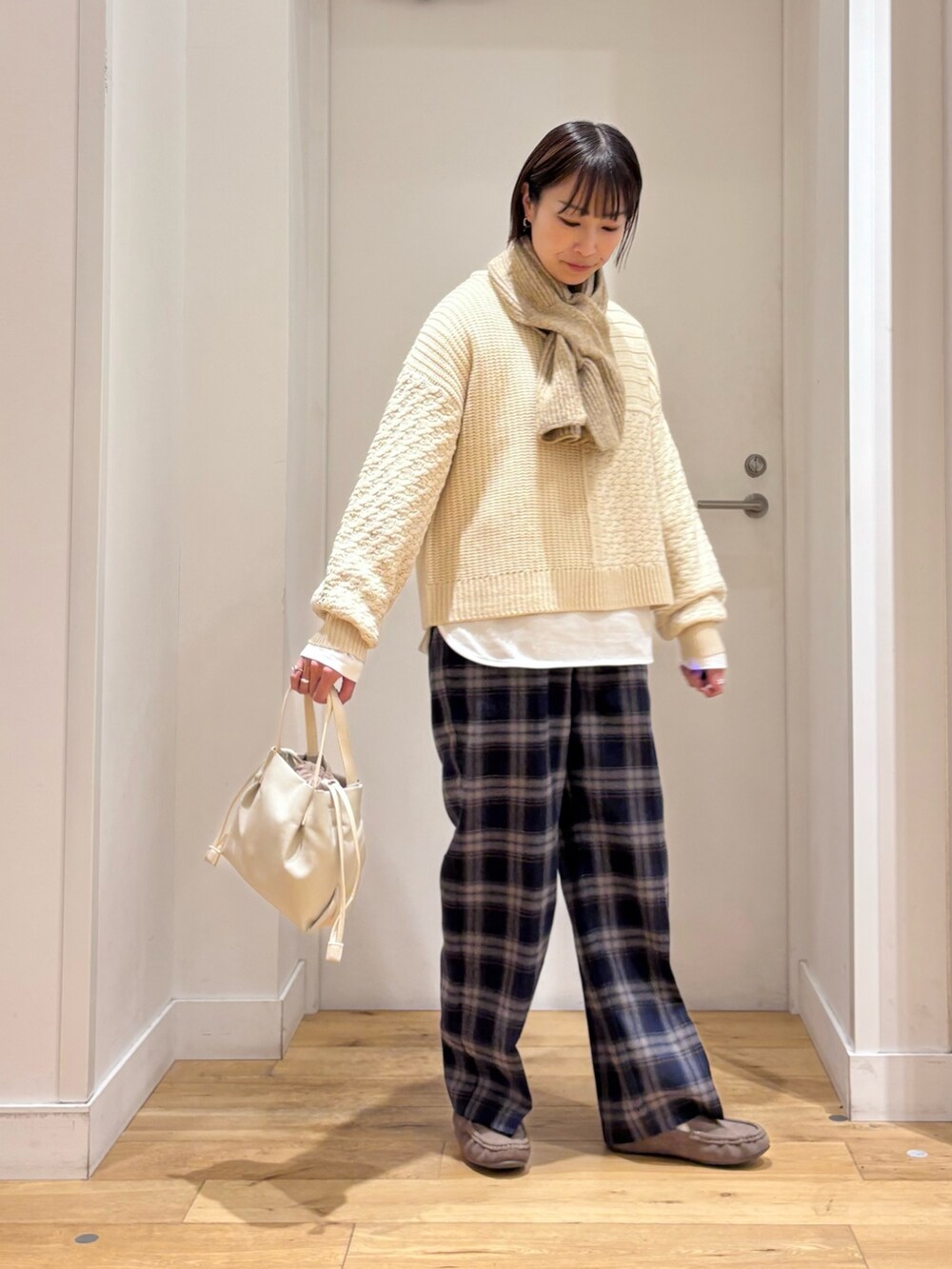 ベージュ系のニット/セーター、ホワイト系のTシャツ/カットソー、ブルー系のその他パンツを着用したレディースの冬コーディネートの4枚目の写真