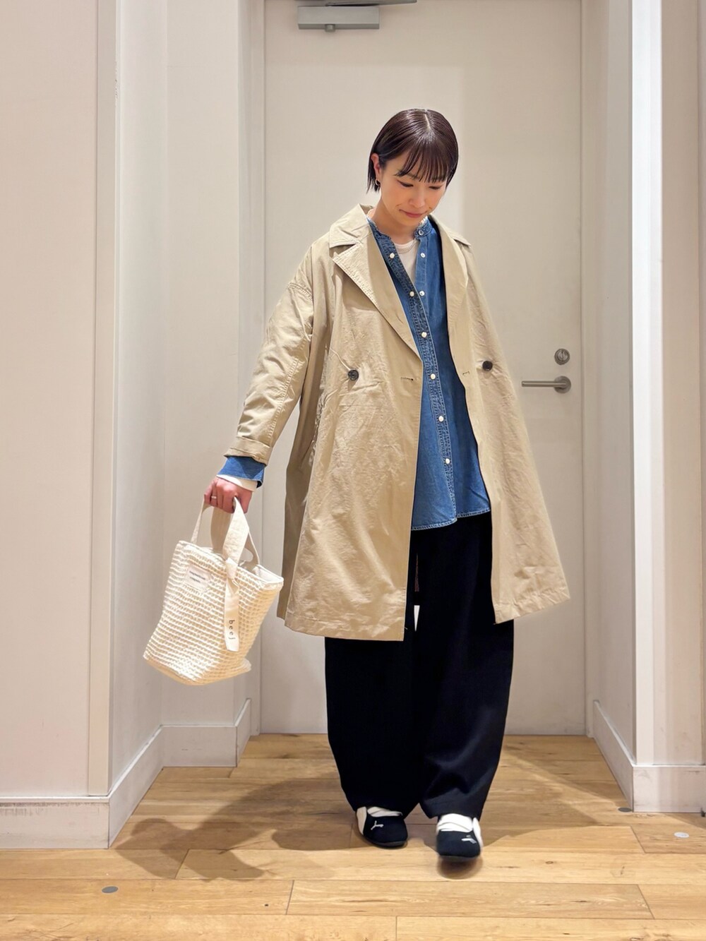 ブラック系のその他パンツ、ブルー系のシャツ/ブラウス、ベージュ系のその他アウターを着用したレディースの春コーディネートの4枚目の写真