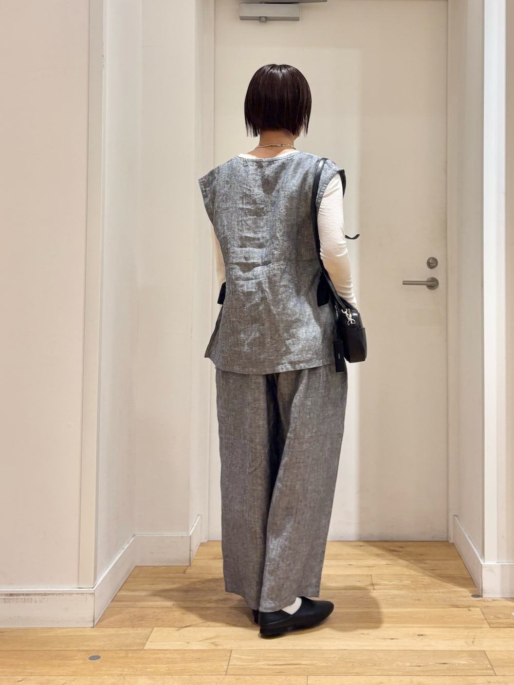 ホワイト系のTシャツ/カットソー、グレー系のベスト、グレー系のその他パンツを着用したレディースの春コーディネートの5枚目の写真