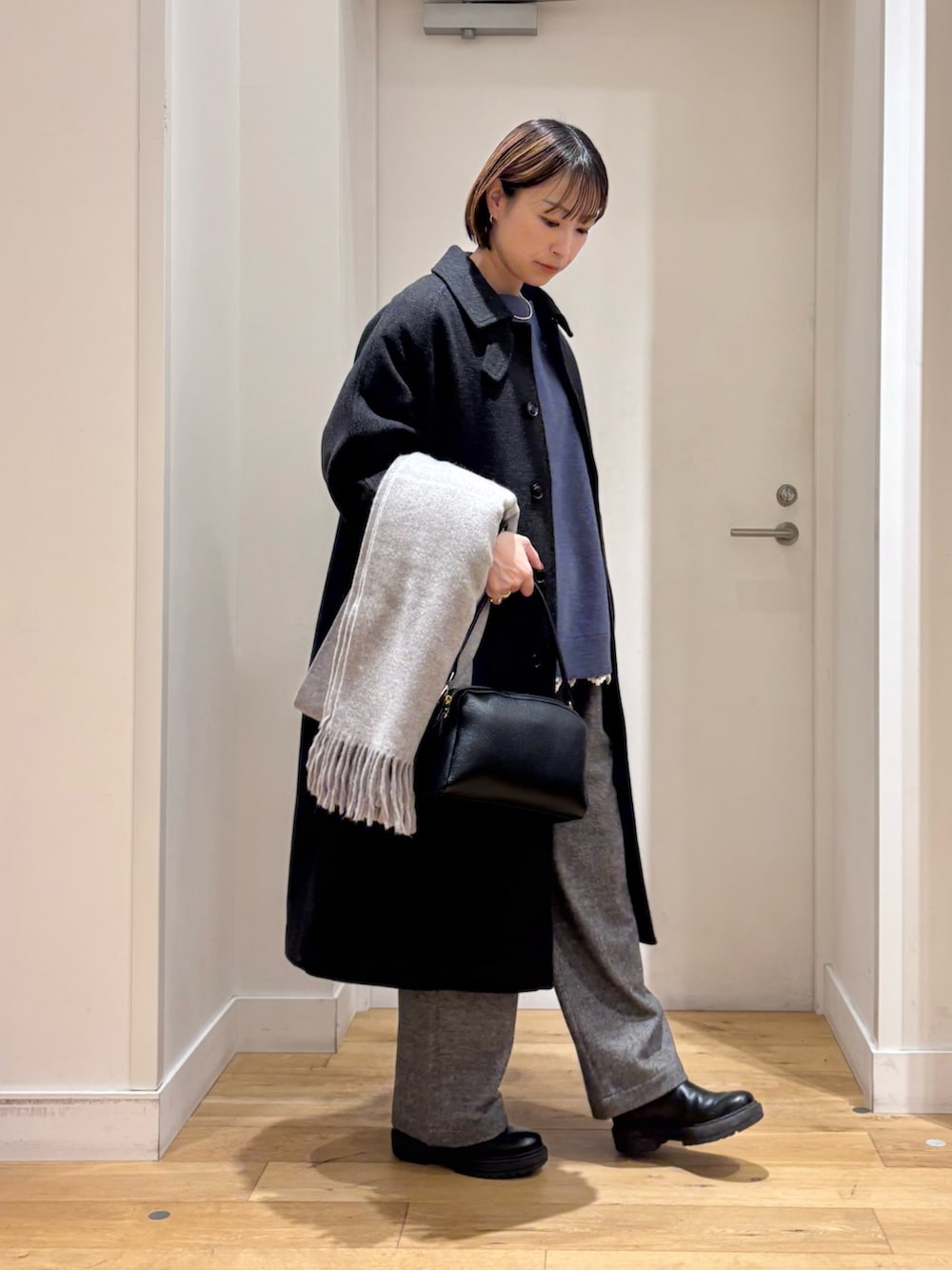 ブルー系のニット/セーター、グレー系のその他パンツ、ホワイト系のTシャツ/カットソーを着用したレディースの冬コーディネートの3枚目の写真