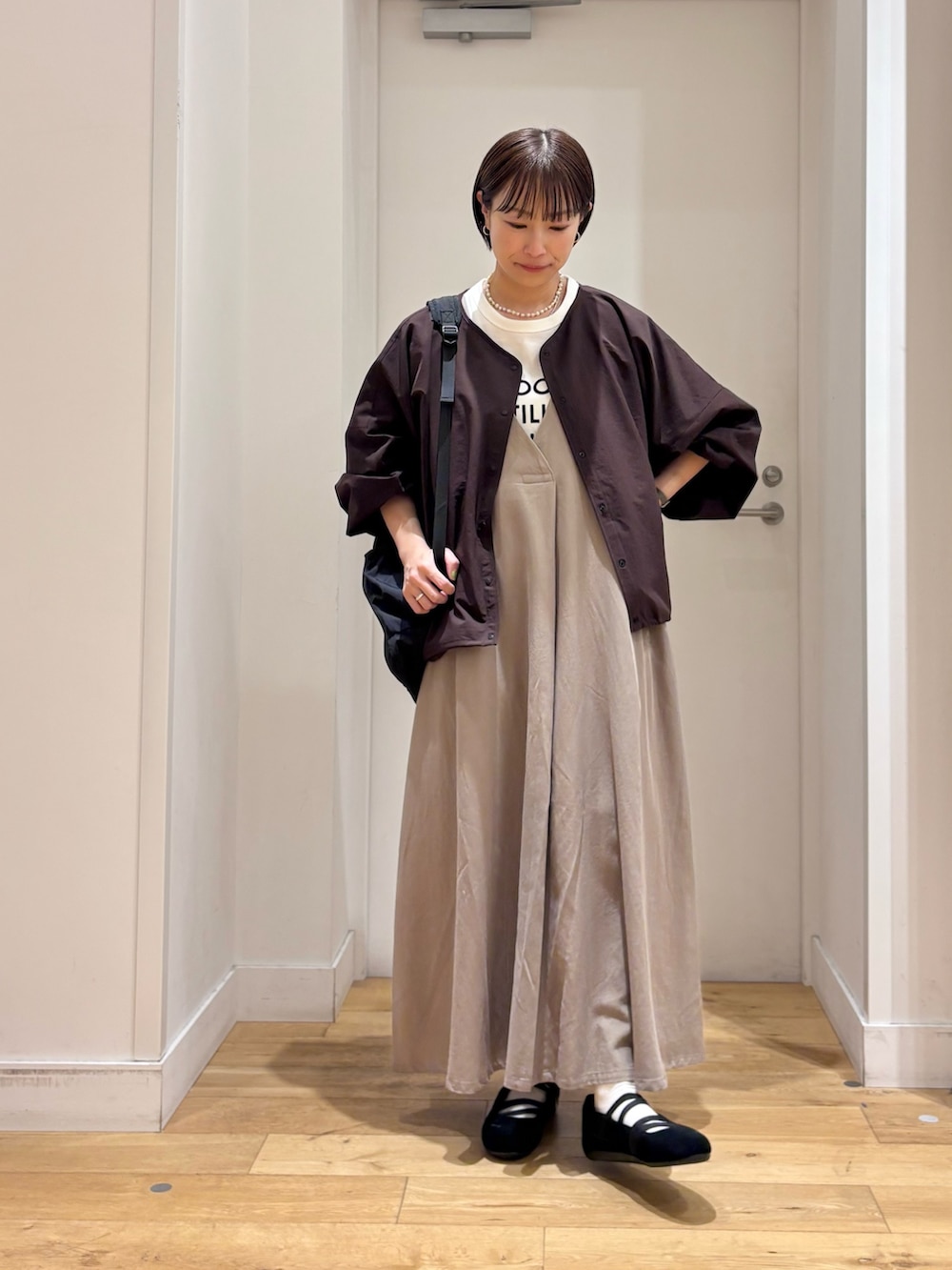 その他のTシャツ/カットソー、ブラウン系のカーディガン/ボレロ、ベージュ系のワンピースを着用したレディースの春コーディネートの4枚目の写真