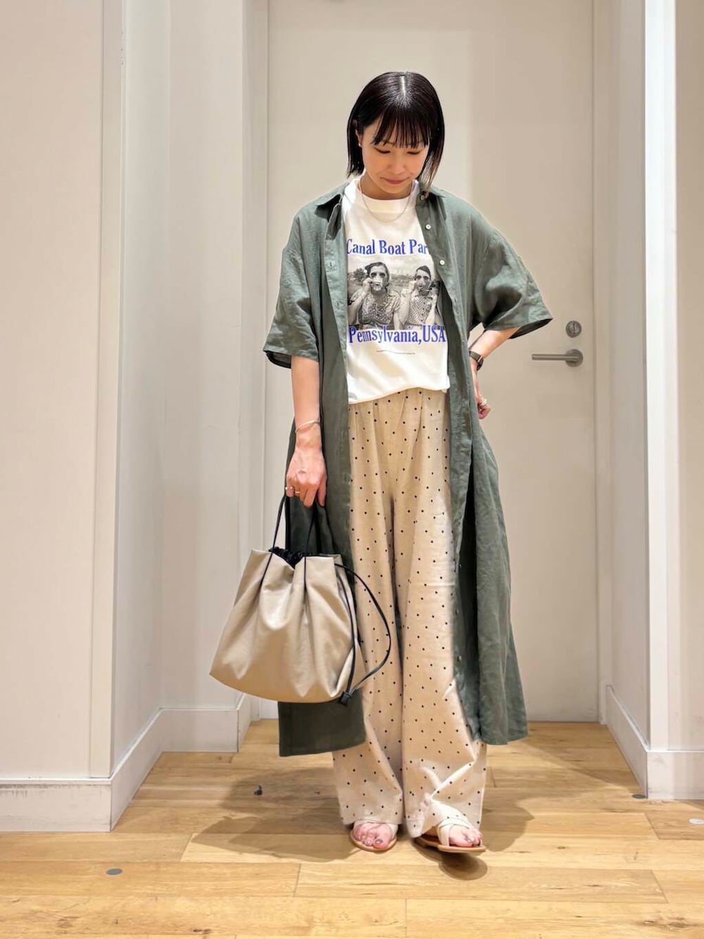 「シンプル、ワンピース、大人カジュアル、カジュアル、Tシャツ、urbanresearchdoors、ママコーデ、きれいめカジュアル、カジュアルコーデ、ドット、低身長、アーバンリサーチドアーズ、リネン、doors、柄物」｜「RODE SKOのウォッシャブルミニショルダーバッグ（ショルダーバッグ、ベージュ系）」を使った、imari さん（レディース・156cm）の夏コーディネートの2枚目の写真