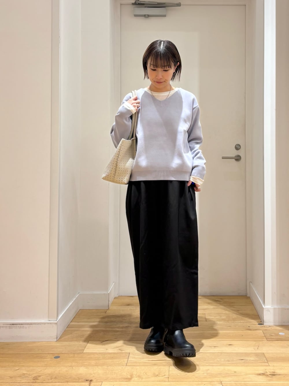 ブラック系のその他パンツ、ホワイト系のトートバッグ、ブラック系のブーツを着用したレディースの冬コーディネートの4枚目の写真