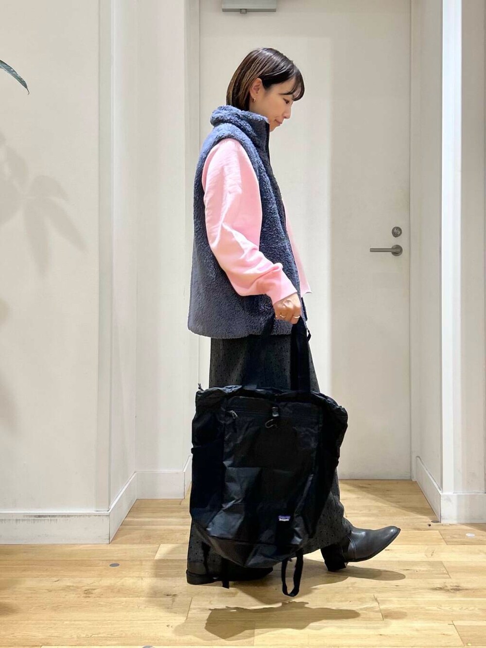 ピンク系のTシャツ/カットソー、グレー系のブーツ、グレー系のスカートを着用したレディースの秋コーディネートの4枚目の写真