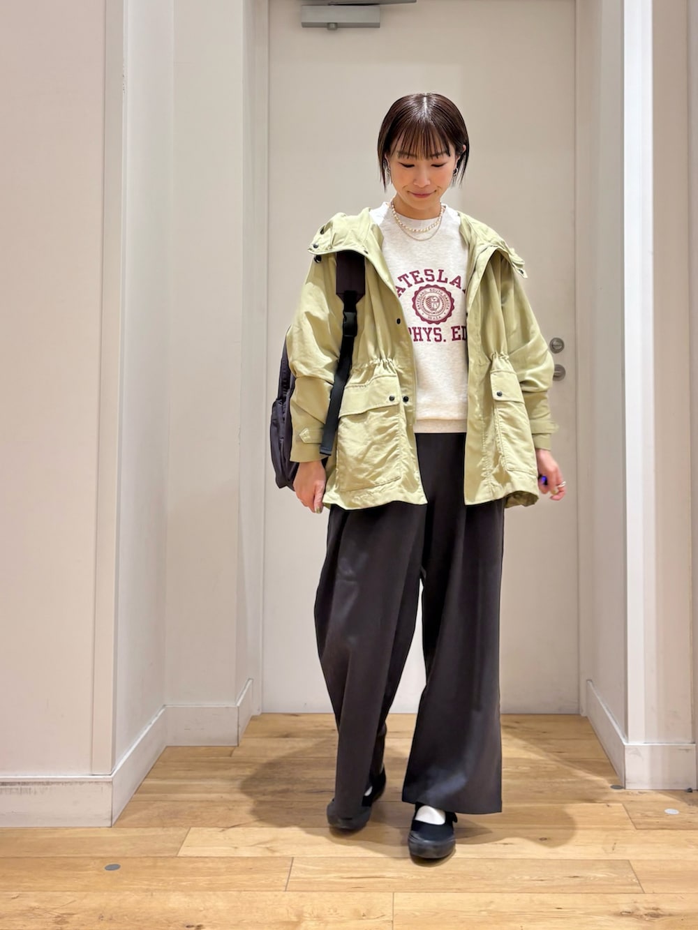 グレー系のその他パンツ、グレー系のバックパック/リュック、ベージュ系のスウェットを着用したレディースの春コーディネートの2枚目の写真