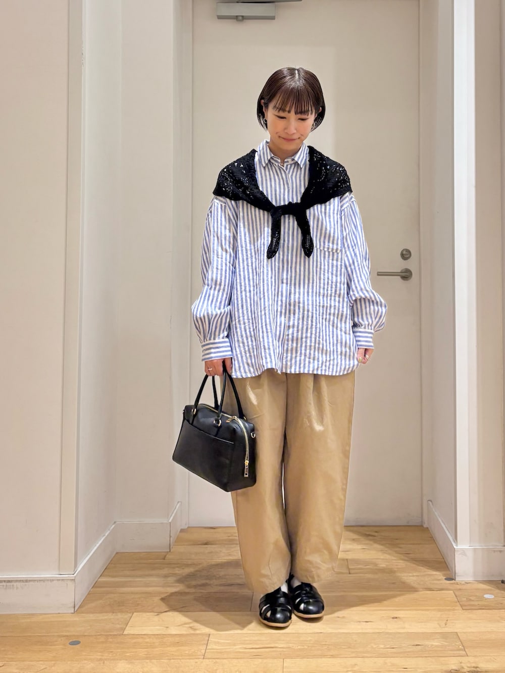 その他のシャツ/ブラウス、ベージュ系のその他パンツ、ブラック系のサンダルを着用したレディースの春コーディネートの2枚目の写真