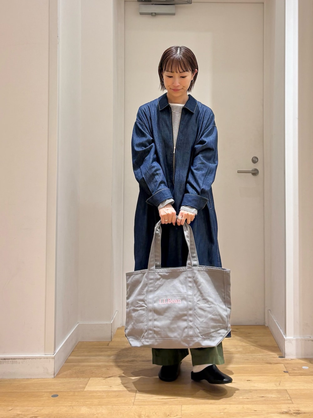 ブルー系のワンピース、ホワイト系のTシャツ/カットソー、グリーン系のその他パンツを着用したレディースの秋コーディネートの4枚目の写真