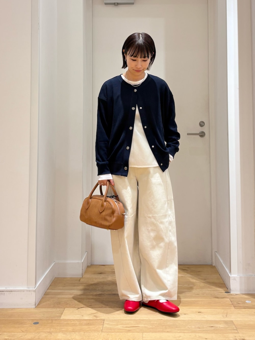 ブルー系のカーディガン/ボレロ、ホワイト系のシャツ/ブラウス、ホワイト系のその他パンツを着用したレディースの秋コーディネートの3枚目の写真