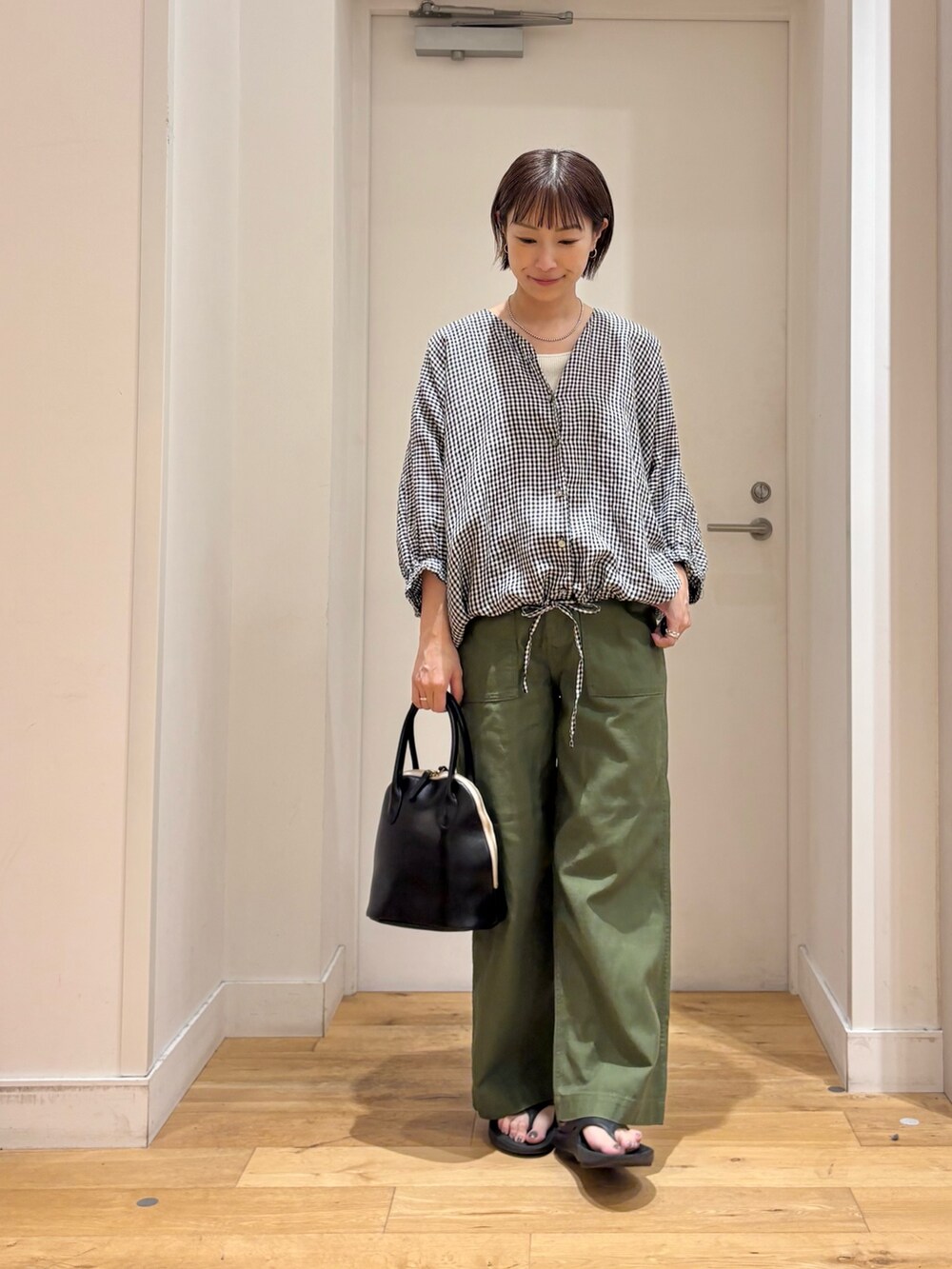 その他のシャツ/ブラウス、グリーン系のその他パンツ、ブラック系のハンドバッグを着用したレディースの夏コーディネートの2枚目の写真