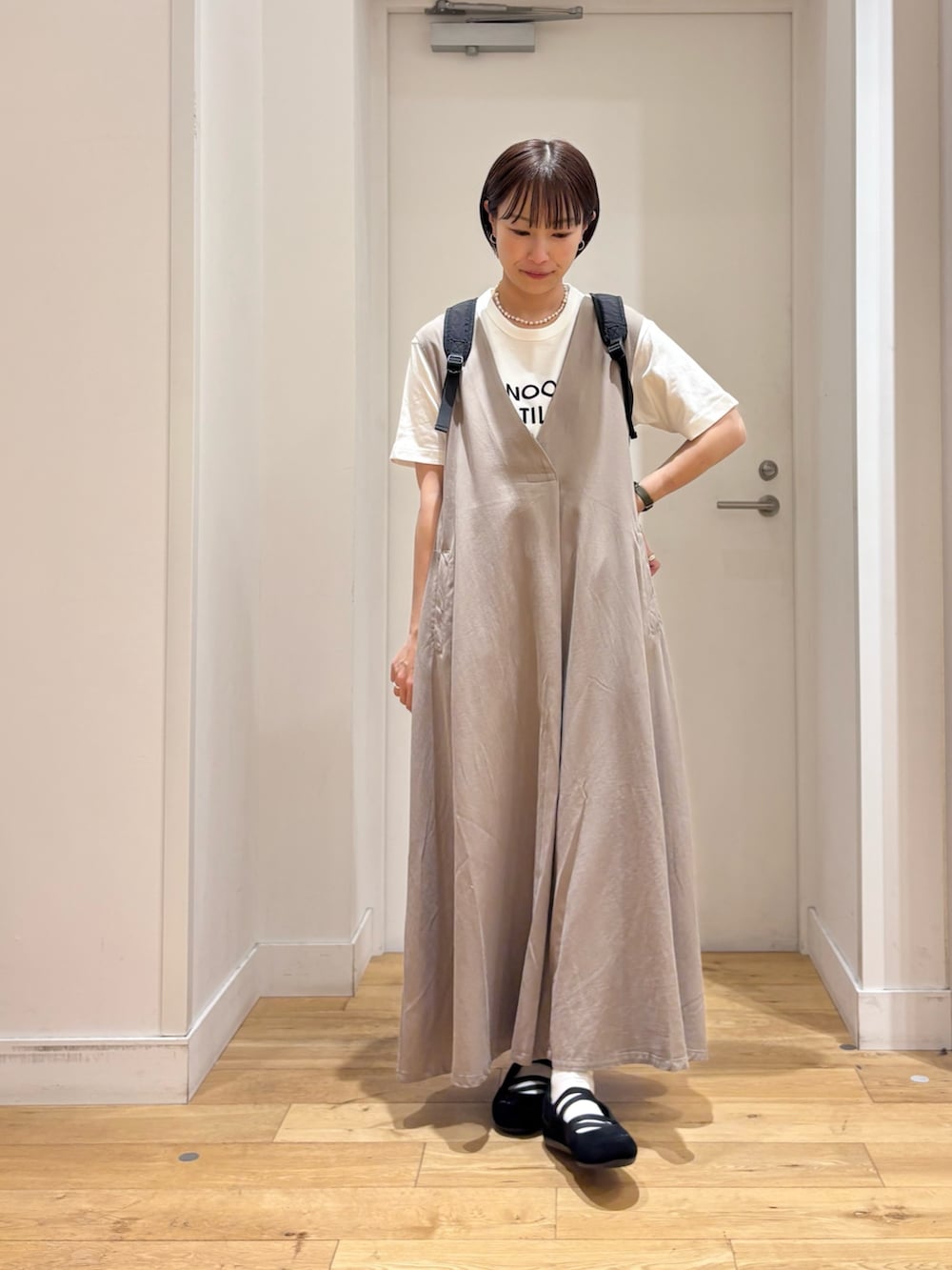 その他のTシャツ/カットソー、ブラウン系のカーディガン/ボレロ、ベージュ系のワンピースを着用したレディースの春コーディネートの7枚目の写真