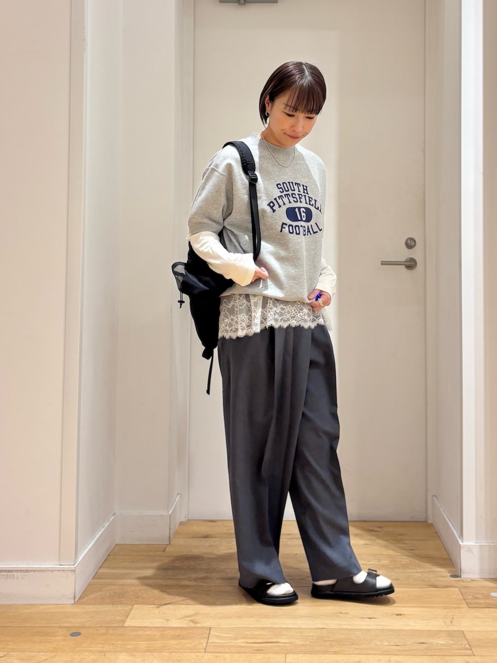 グレー系のスウェット、グレー系のその他パンツ、ブラック系のサンダルを着用したレディースの春コーディネートの5枚目の写真