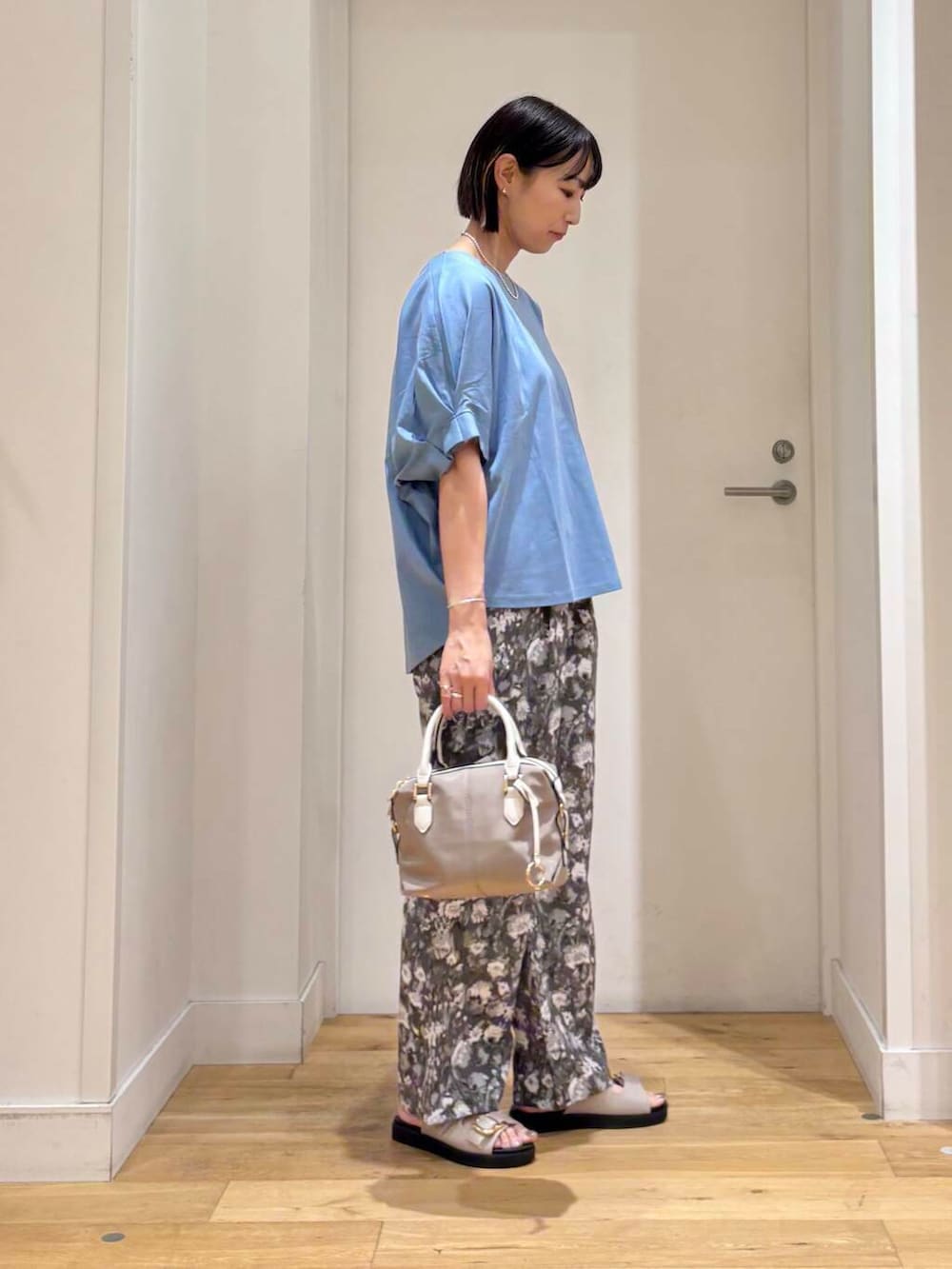 「シンプル、大人カジュアル、カジュアル、Tシャツ、urbanresearchdoors、イージーパンツ、ママコーデ、きれいめカジュアル、カジュアルコーデ、フラワープリント、低身長、アーバンリサーチドアーズ、doors、柄物、ドアーズ」｜「URBAN RESEARCH DOORSの『イージーケア』フラワープリントイージーパンツ（その他パンツ、グレー系）」を使った、imari さん（レディース・156cm）の夏コーディネートの5枚目の写真