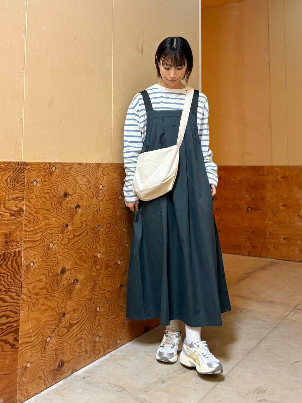 ホワイト系のショルダーバッグ、ブルー系のTシャツ/カットソー、イエロー系のスニーカーを着用したレディースの春コーディネートの2枚目の写真