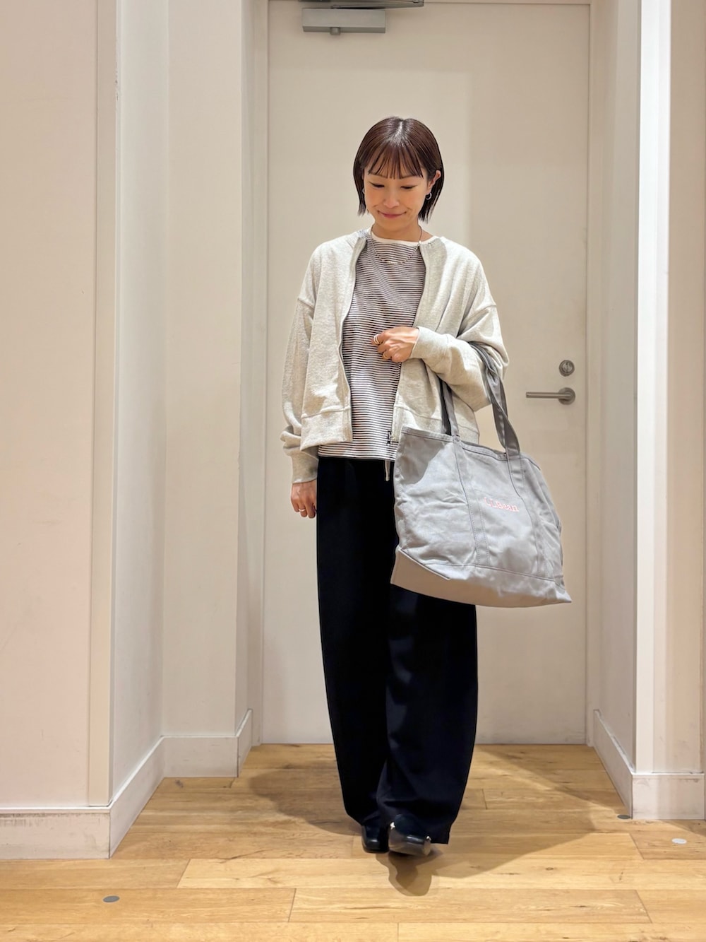 ホワイト系のTシャツ/カットソー、グレー系のカーディガン/ボレロ、ブラック系のその他パンツを着用したレディースの秋コーディネートの2枚目の写真